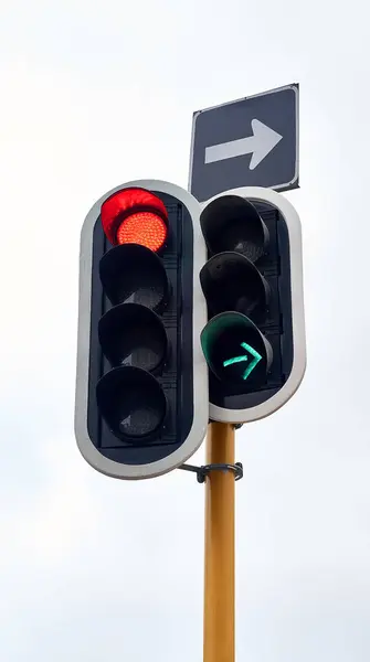 Semáforo Calle Flecha Con Parada Intersección Para Indicaciones Transporte Conducción —  Fotos de Stock