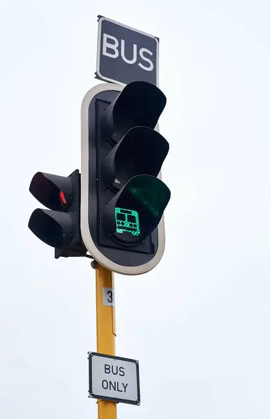 在市区或市区的街道交叉口设置红绿灯 绿灯及巴士 以提醒市民注意或确保安全 城市安全或公路旅行 方向或基础设施的签署 运输和驾驶规则 — 图库照片