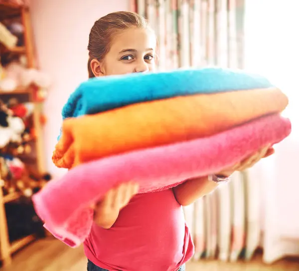 为家务活 发展或清洁而搬运衣服的孩子 女孩和房屋 工作或乐于在家里或客厅里洗衣服 帮助或支持家人或母亲穿衣服 — 图库照片