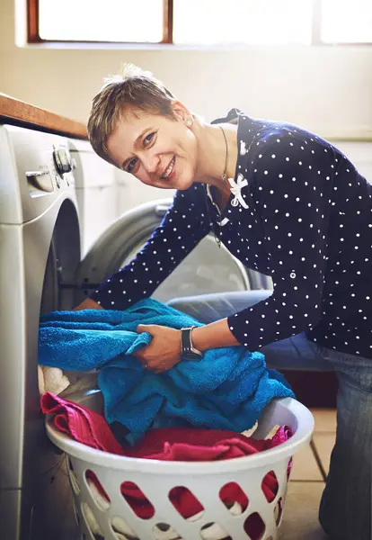 Handduk Tvättmaskin Och Porträtt Kvinna Hemmet För Rent Tyg Hushållsarbete — Stockfoto