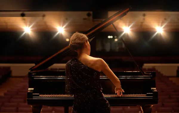 Palcoscenico Concerto Back Woman Con Pianoforte Performance Intrattenimento Talent Show — Foto Stock