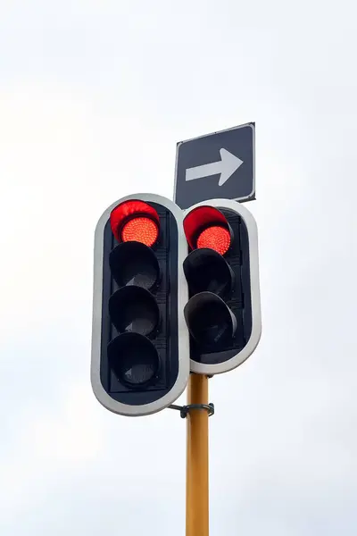 交通灯 车站和街道的交通规则 为交通方向或延误 通勤或安全 车辆驾驶或市区或道路旅行警告标志 红色箭头及警告标志 — 图库照片