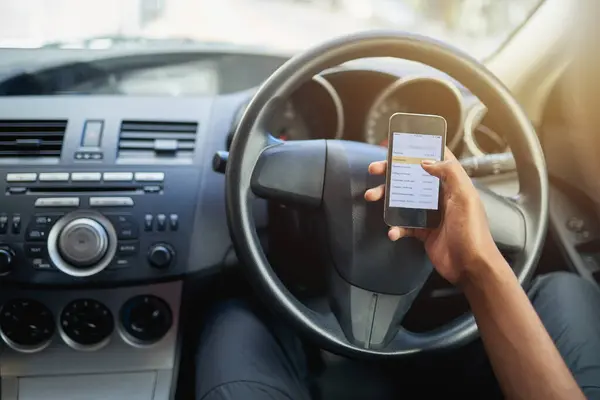 Téléphone Textos Conduite Avec Les Mains Personne Volant Avec Défilement — Photo