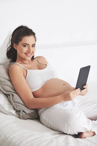 Postel Domov Portrét Těhotné Ženy Tabletem Pro Mateřské Webové Stránky — Stock fotografie