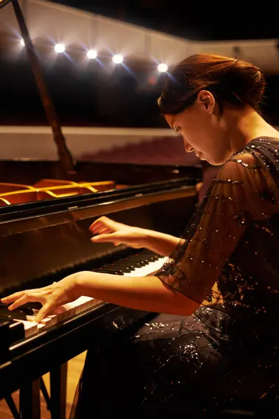 Musikk Konsert Kvinne Med Piano Scenen Performance Underholdning Talentshow Musiker – stockfoto