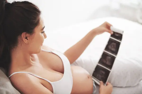 Schwangere Sonogramm Und Ultraschall Mit Heim Schlafzimmer Und Entspannender Mutter — Stockfoto