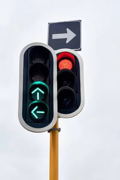 Semáforo Verde Flecha Con Parada Intersección Calle Para Direcciones Transporte —  Fotos de Stock