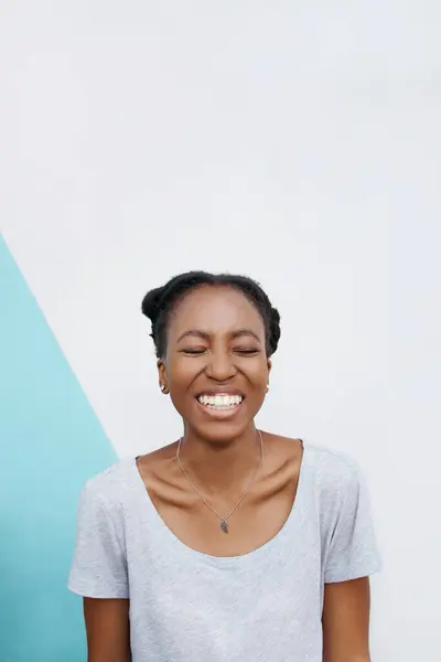 Mujer Negra Sonríe Guau Con Cara Elección Ojos Cerrados Esperanza — Foto de Stock