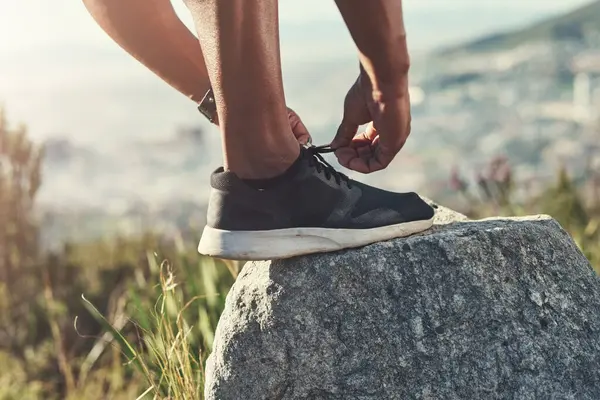 跑步者 脚带和系带在岩石上 并准备有氧训练和马拉松训练 石头和鞋子 用于大自然的锻炼或运动 为锻炼或运动员做准备和穿运动鞋 — 图库照片
