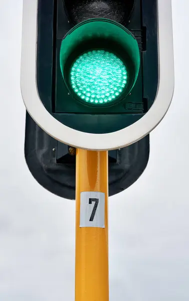 Semáforo Verde Ciudad Aire Libre Signo Control Movimiento Reglas Seguridad —  Fotos de Stock