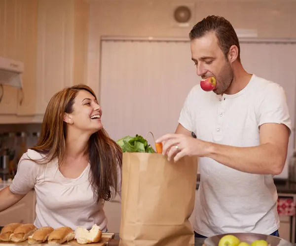 Braune Tasche Küche Und Paar Mit Lebensmitteln Gemüse Und Lustig — Stockfoto