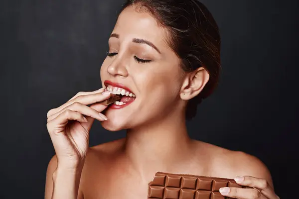 Mutlu Kadın Sağlıksız Atıştırmalıkların Cazibesi Için Stüdyoda Çikolatayla Yemek Kadın — Stok fotoğraf