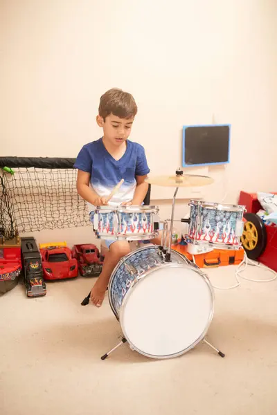 若い少年 ドラムキット アパートでの才能 創造的な発展のために寝室で学びます トレーニングのための家でのスキル 楽しみ 楽器のための家での子供 学習と練習 — ストック写真