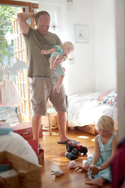 Vader Kind Glimlach Thuis Met Stress Overweldigd Ouderschap Voor Hyperactieve — Stockfoto