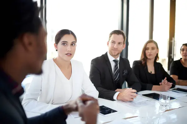 会议室里的会议 计划和商务人员 他们的想法 建议和集体讨论 在新成立的办公室进行审查 报告或B2B讲习班的董事会 男子和妇女对话 — 图库照片