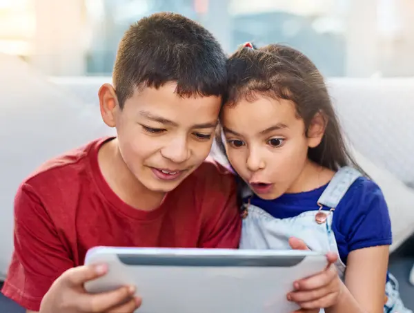 Tablet Kids Siblings Couch Play Online Esports Entertainment Technology Streaming — Stock Photo, Image