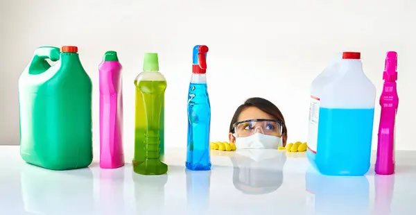 Butelki Detergentów Produkt Kobieta Masce Lub Okularach Dla Ochrony Bezpieczeństwa — Zdjęcie stockowe