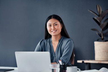 Happy, dizüstü bilgisayar ve Asyalı kadının portresi. Teklif, online proje ve planlama üzerine çalıştığı için. Yaratıcı ofis, profesyonel danışman ve araştırma, web sitesi veya e-posta için bilgisayardaki kişi.