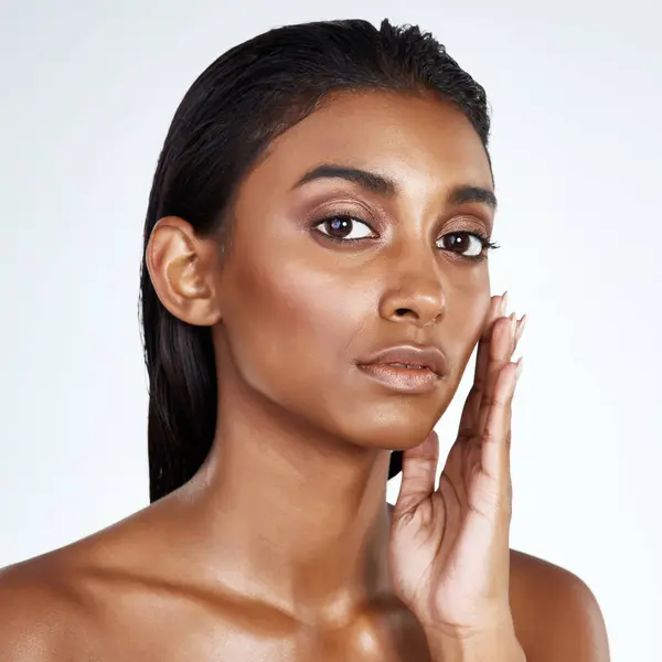 Studio Portret Indiase Vrouw Met Natuurlijke Schoonheid Uit Dermatologie Mockup — Stockfoto
