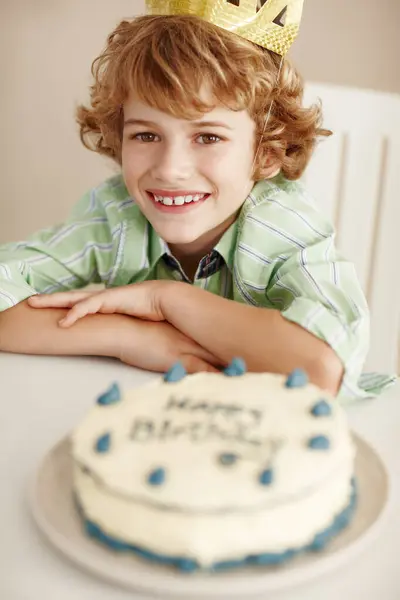 誕生日パーティー ケーキ 男の子は お祝い またはマイルストーンのために家族の家で笑顔で肖像画で 家でダイニングルームで子供のためのイベント ギフト または食べ物のためのデザート 装飾および甘いペストリー — ストック写真