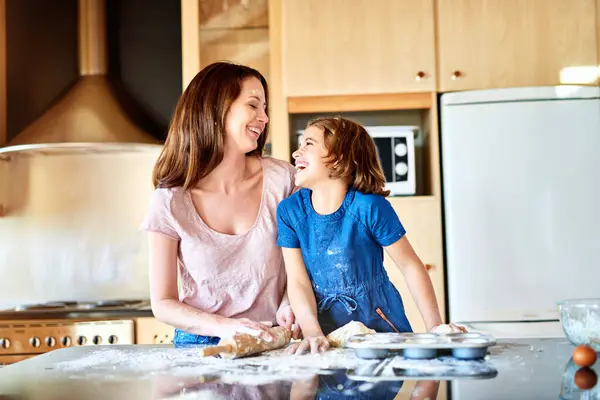 Eltern Kind Und Mehl Der Küche Zum Backen Mit Frühstücksessen — Stockfoto