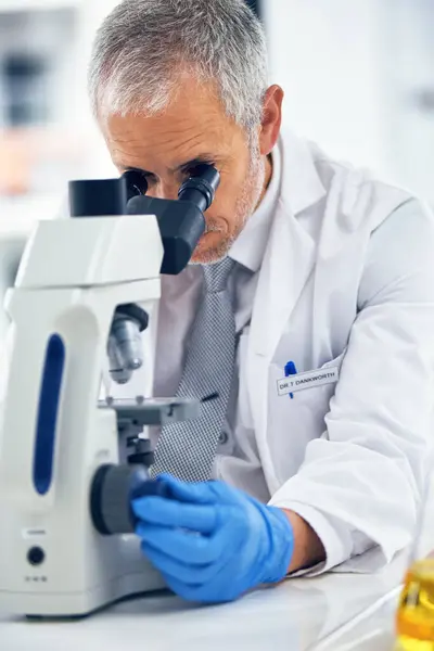 Sample Mature Man Microscope Lab Discovery Medical Research Test Forensics — Stock Photo, Image