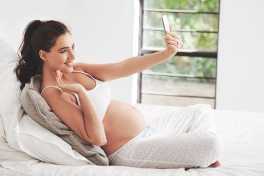 Hamile, selfie ve gülümseyen bir kadın video görüşmesi, resim ve video bloğu ya da evde dinlenmek için canlı yayın. Anne, mide ya da doğum izni için yatak odasındaki pencerede hamilelik etkisi..