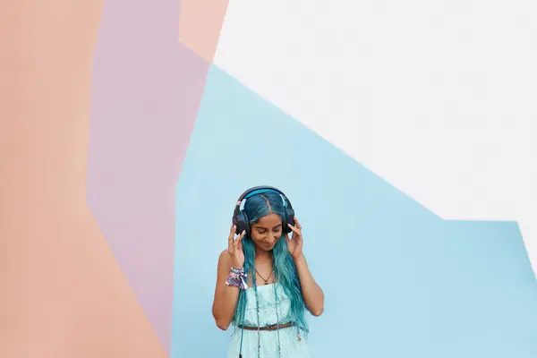 Woman Headphones Colours Music Mockup Space Blue Wall Background Campus — Stock Photo, Image