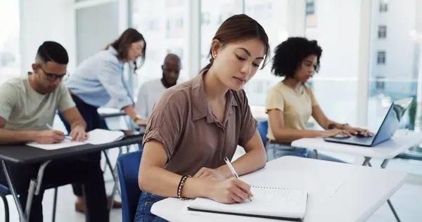Mulher Estudantes Escrita Com Teste Sala Aula Para Exame Estudo — Fotografia de Stock