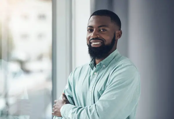 Portre Çalışan Siyah Adam Kollarını Kavuşturmuş Pencere Kurumsal Hedeflerle Profesyonel — Stok fotoğraf