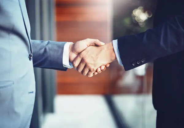 与B2B交易 合作或协议的在位员工握手 合伙和经商 见面和职业男性律师握手致意或在工作场所受到欢迎 — 图库照片