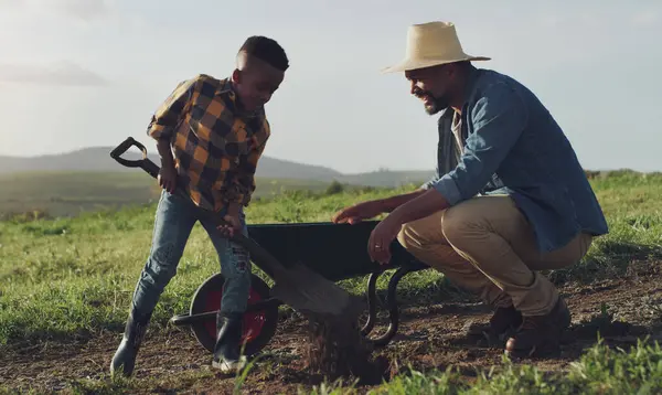 Gospodarstwo Rolnictwo Ojciec Dziecko Pomagają Rolnictwie Sadzeniu Warzyw Kopaniu Glebie — Zdjęcie stockowe