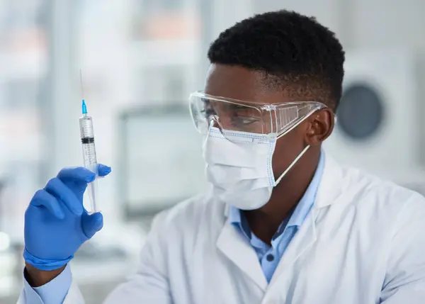 Hombre Negro Aguja Científico Máscara Para Innovación Científica Vacuna Antiaging — Foto de Stock