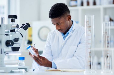 Tıbbi analiz, araştırma ve mikroskop için test tüpü olan bilim, laboratuvar ve siyah adam. Deney, ilaç ve geliştirme için örnek konteynır ile sağlık, biyoteknoloji ve bilim adamı.