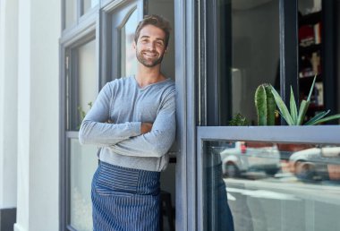 Barista, küçük işletme ve portre portresi Kafe 'de kollarını kavuşturmuş bir adam, hoş geldin ya da iş. Gülümse, girişimci ve erkek önlüklü kahve dükkanı girişinde, kapıda ya da ön kapıda.