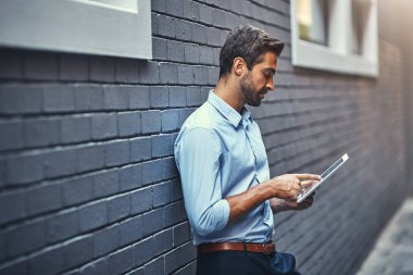 İş adamı, tablet ve internet araştırması, e-posta okuma veya şehirdeki bir duvarda bilgiler. Ciddi, dijital teknisyen ve kişi kaydırma uygulaması ya da danışman ağ sokak sosyal medya.