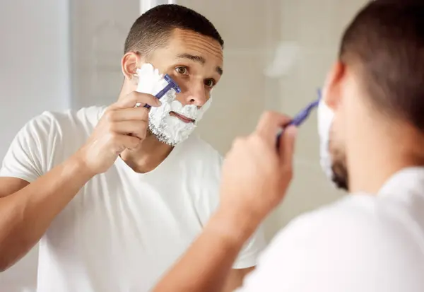 Hombre Espejo Barba Afeitar Baño Para Higiene Aseo Con Autocuidado — Foto de Stock