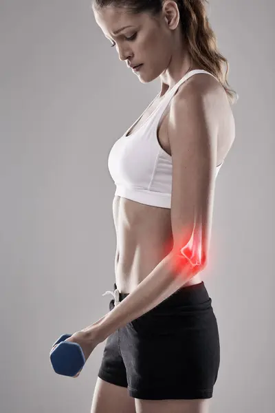 运动伤害 女性和肘部与红光健身 锻炼和健身房在工作室 侧脑炎 疼痛和体重增加的运动员 在灰色背景下进行训练 锻炼和激励 — 图库照片
