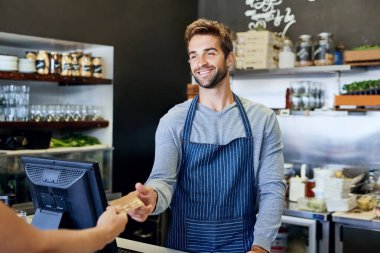 Barista, ödeme ve kredi kartı olan bir müşteri. Kafede, restoranda ve küçük işletmelerde. Gülümse, hizmet et ve paralı adamların alışveriş, finans ve satışları için kasiyer satın al..