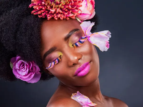 Africano Chica Belleza Con Flores Maquillaje Confianza Para Pestañas Cuidado —  Fotos de Stock