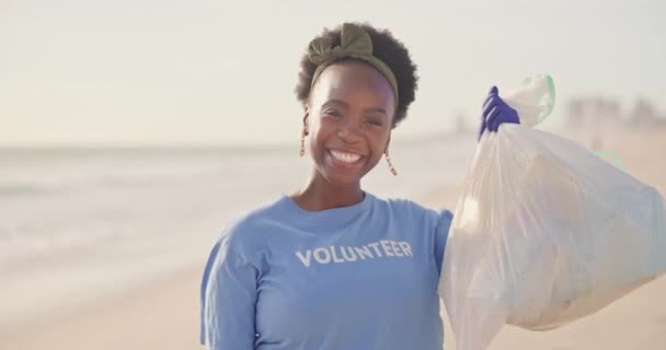 脸或黑人妇女面对与塑料袋为地球日 可持续性或海上清洁项目 荷兰非政府组织 问责制或慈善组织的回收 环境或海上志愿服务 图库视频