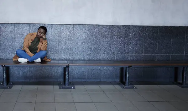 Metronun Kötü Anıları Üzüntüsü Yalnızlığı Yüzünden Depresyonda Olan Bir Kadın — Stok fotoğraf