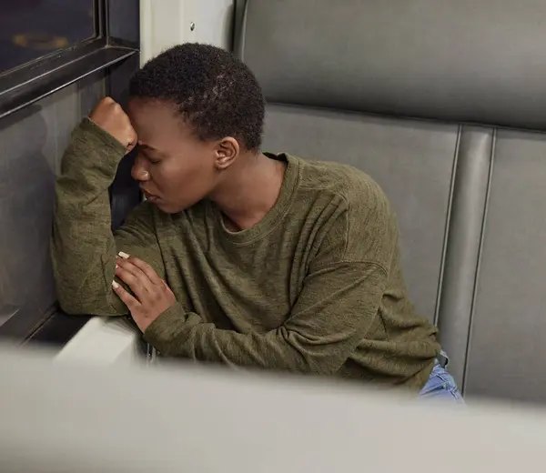 Kvinna Depression Och Tänkande Genom Fönstret Tåget Med Dåligt Minne — Stockfoto