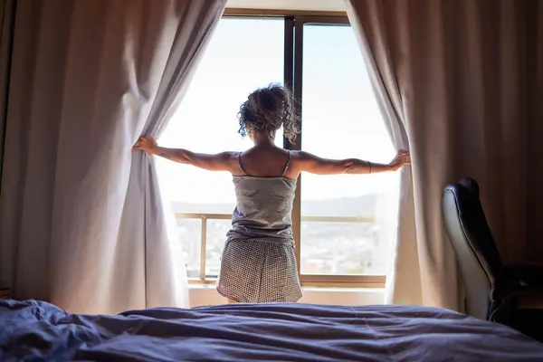 Rano Sypialnia Kobieta Otwierają Zasłonę Słońce Świeże Powietrze Szykuje Się — Zdjęcie stockowe