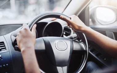 Sür, ellerini direksiyona koy ve yolculuk, yolculuk ya da yolculuk için insanlarla arabaya bin. Kontrol, sürüş veya kaçış için araçta sürücü bulunan gösterge paneli, hareketlilik ve ulaşım.