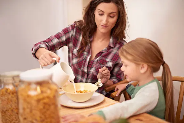 Madre Niña Desayuno Casa Con Cereales Para Salud Nutrición Ayuda — Foto de Stock