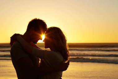 Çift, plajda aşk ve öpüşme, gün batımı, yaz tatili ve Florida 'da kaynaşma. İlişki, akşam ve romantizm birlikte gülümseyerek, tatille ve alnına dokunmayla mutlu bir ruh eşi olarak..