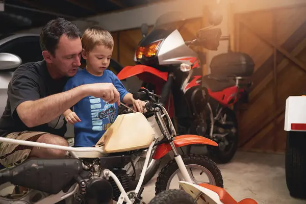 Parent Fils Fixation Avec Vélo Dans Garage Maison Pour Travail — Photo
