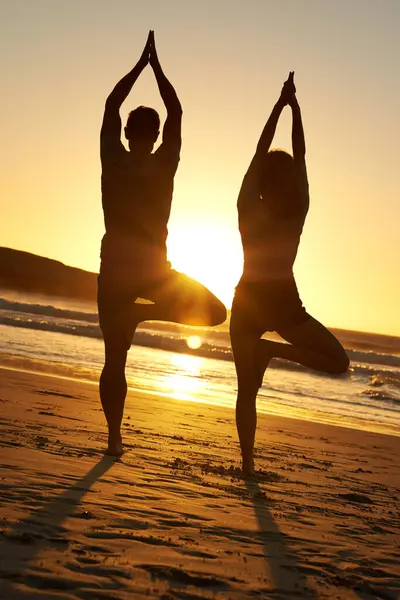 Pareja Sana Silueta Yoga Atardecer Para Bienestar Meditación Paz Naturaleza — Foto de Stock