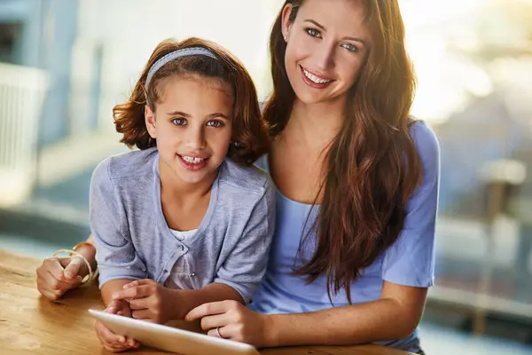 Elearning Tablet Portrait Mother Student Home Online Class Homework Education — Stock Photo, Image